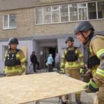 Фото для новини:У Сумах впродовж дня тривали аварійно-відновлювальні роботи на місці російської нічної атаки