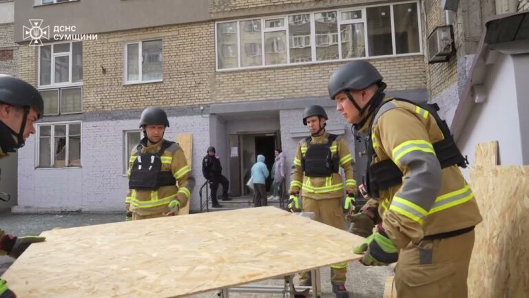 Фото для новини:У Сумах впродовж дня тривали аварійно-відновлювальні роботи на місці російської нічної атаки