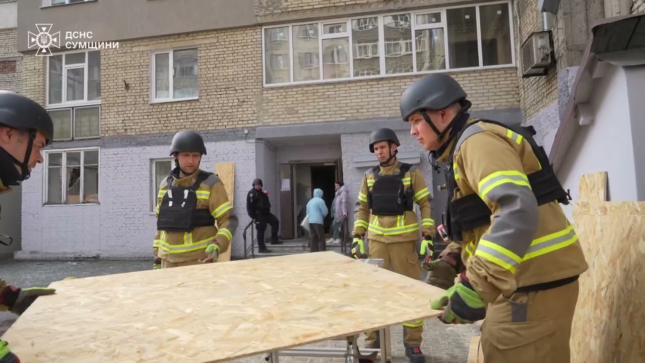 Фото для новини:У Сумах впродовж дня тривали аварійно-відновлювальні роботи на місці російської нічної атаки