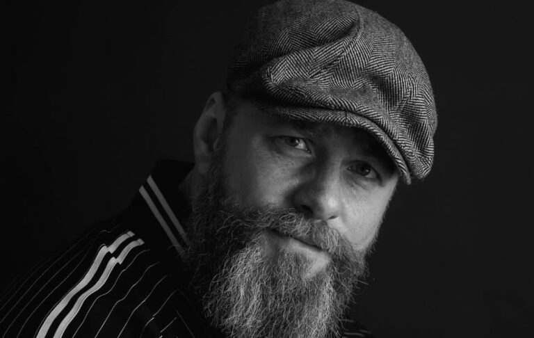 Фото для новини:Актор-військовий підтвердив розлучення з дружиною після 11 років шлюбу