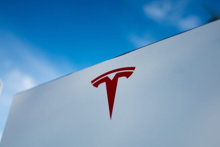 Фото для новини:Акції Tesla падають на тлі слабких продажів