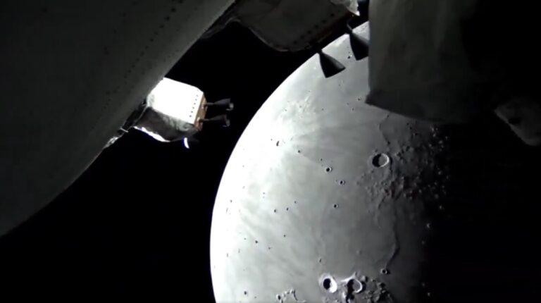 Фото для новини:Artemis II сфотографував зворотній бік Місяця і встановив новий рекорд