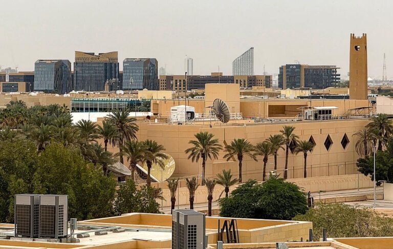 Фото для новини:Атака на посольство США в Ер-Ріяді: ЗМІ дізналися масштаби руйнувань