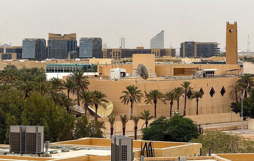 Фото для новини:Атака на посольство США в Ер-Ріяді: ЗМІ дізналися масштаби руйнувань