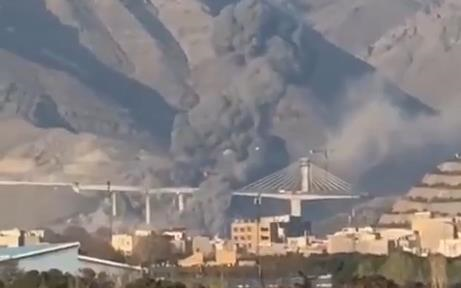 Фото для новини:Біля Тегерана зруйнували найвищий міст