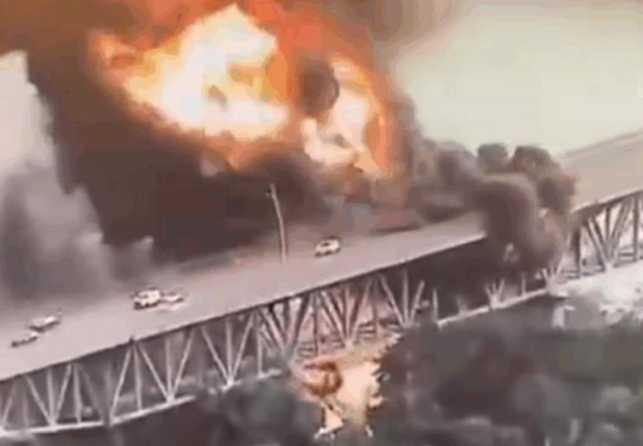 Фото для новини:Біля з Панамського каналу загорівся міст: є жертва