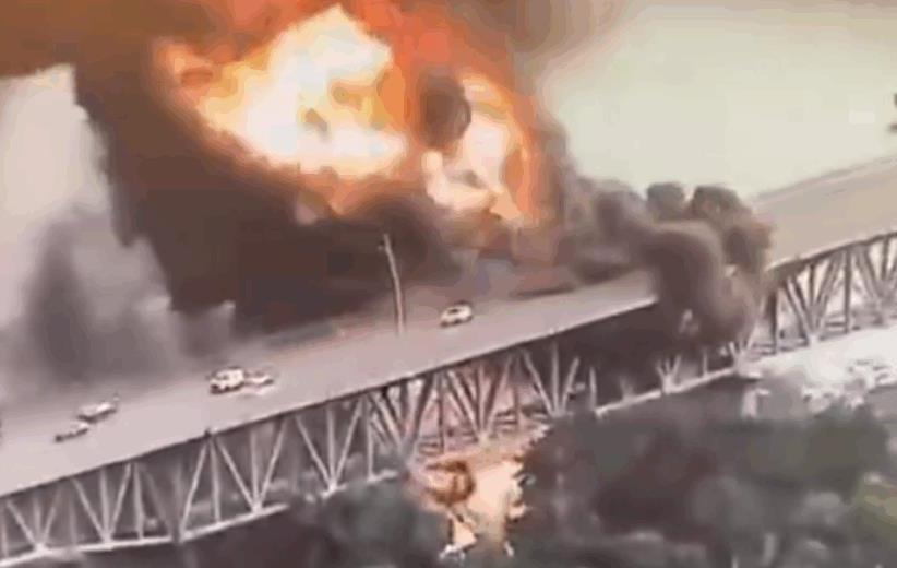 Фото для новини:Біля з Панамського каналу загорівся міст: є жертва