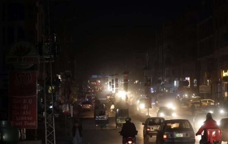 Фото для новини:Блокада Ормуза: у Пакистані щодня відключатимуть світло