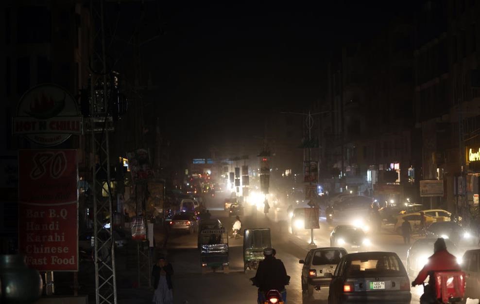 Фото для новини:Блокада Ормуза: у Пакистані щодня відключатимуть світло