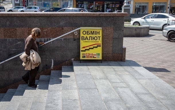 Фото для новини:Долар і євро впали в обмінниках після вихідних