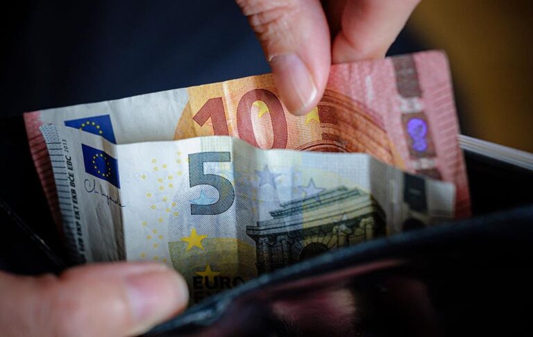 Фото для новини:Долар падає в обмінниках, а євро подорожчав