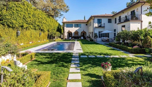 Фото для новини:Дружина Оззі Осборна виставила на продаж сімейний будинок у Лос-Анджелесі