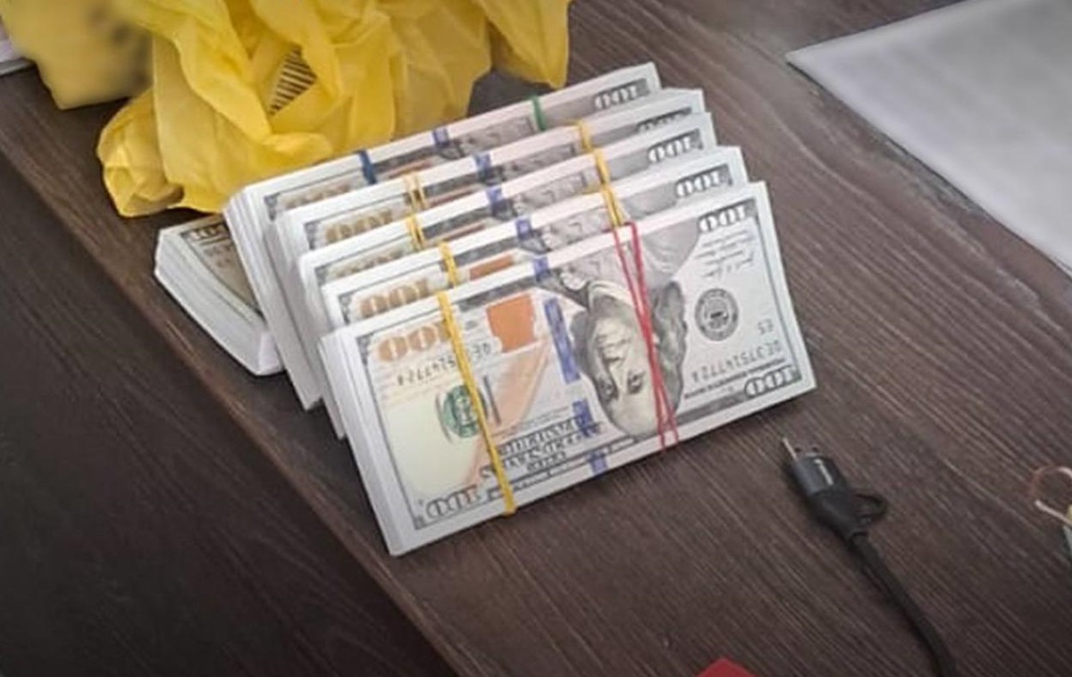 Фото для новини:Двоє працівників СБУ вимагали хабар у бізнесмена