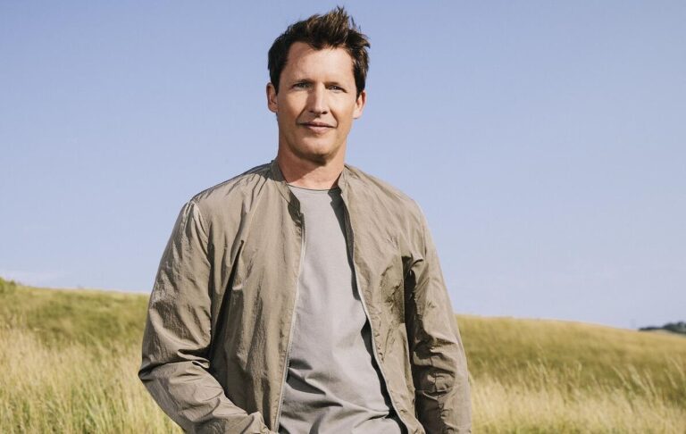 Фото для новини:Джеймс Блант після скандалу змінив символіку: з герба РФ на тризуб