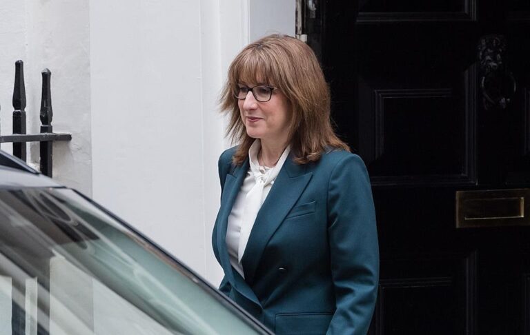 Фото для новини:Голова Мінфіну Британії назвала війну США в Ірані "дурістю"