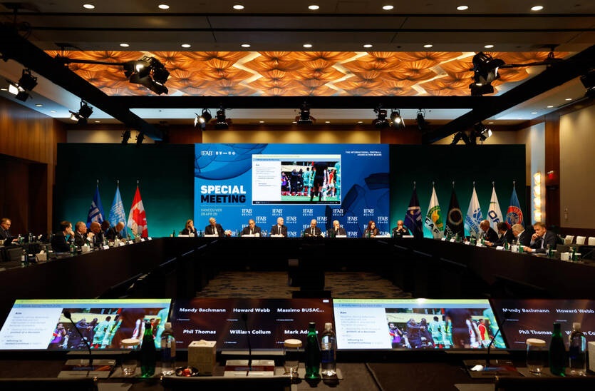 Фото для новини:IFAB розширила список порушень для вилучення гравців з поля