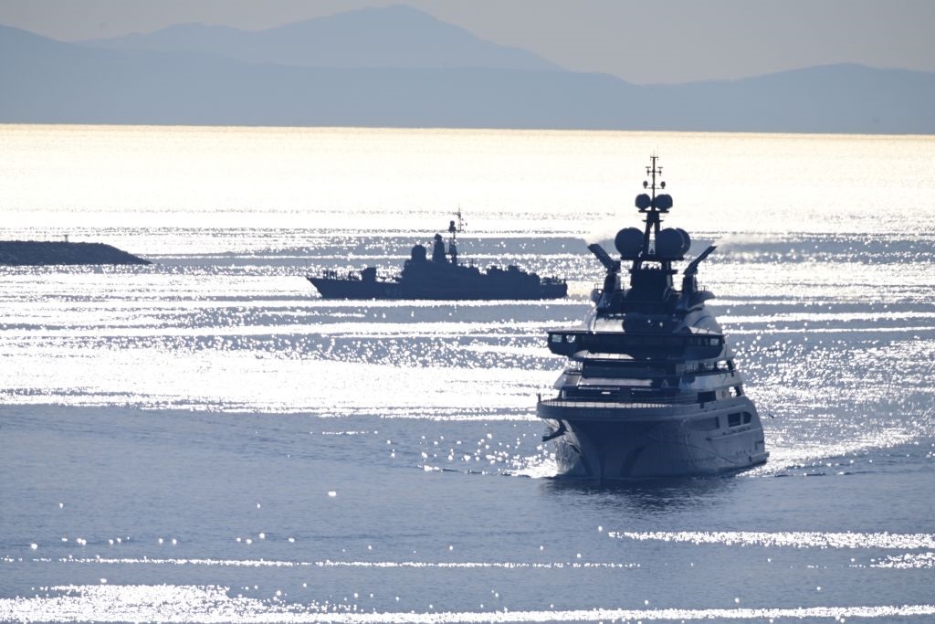 Фото для новини:Іран пропустив яхту російського олігарха через Ормуз