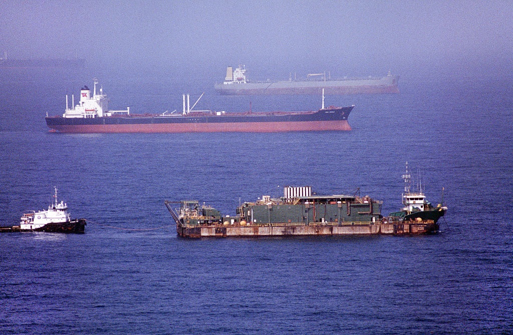 Фото для новини:Іран - США: Сумуватимете за бензином по $4-5