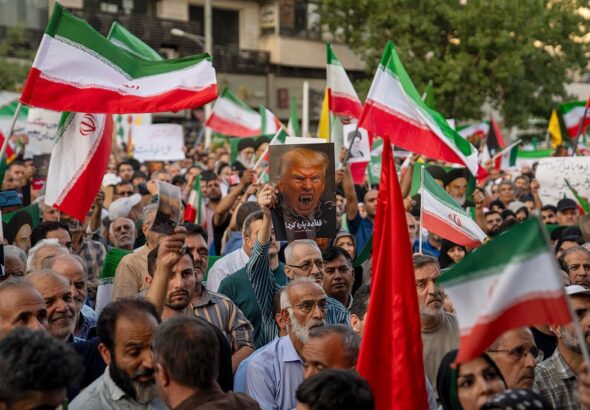 Фото для новини:Іранці утворять "живі ланцюги" навколо електростанцій