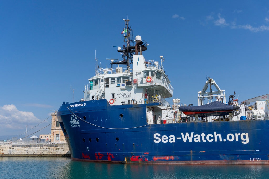 Фото для новини:Італія затримала німецьке судно після порятунку мігрантів