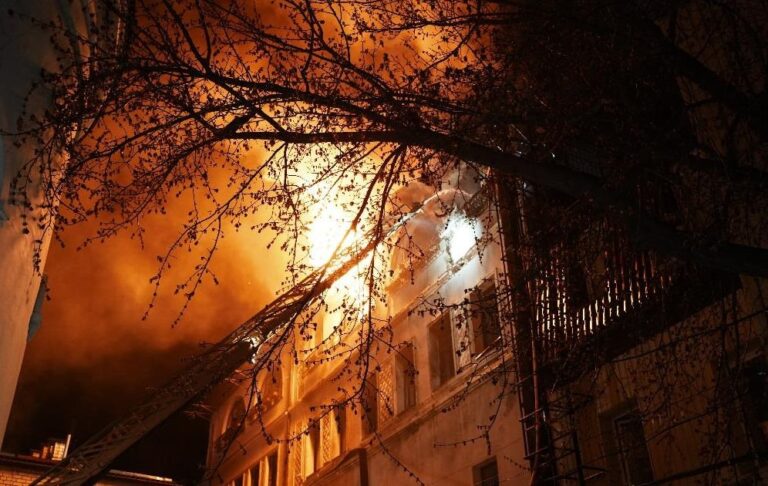 Фото для новини:Харків у вогні: з'явилися кадри наслідків атаки