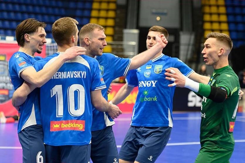 Фото для новини:ХІТ уперше в історії клубу затягує чемпіонську пісню