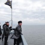 Фото для новини:Кім Чен Ин спостерігав за запуском ракет з нового есмінця