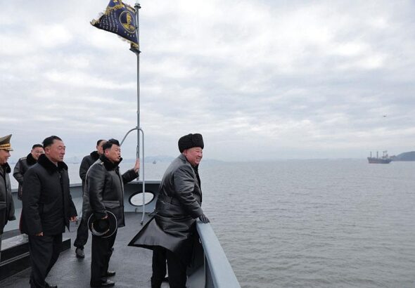 Фото для новини:Кім Чен Ин спостерігав за запуском ракет з нового есмінця
