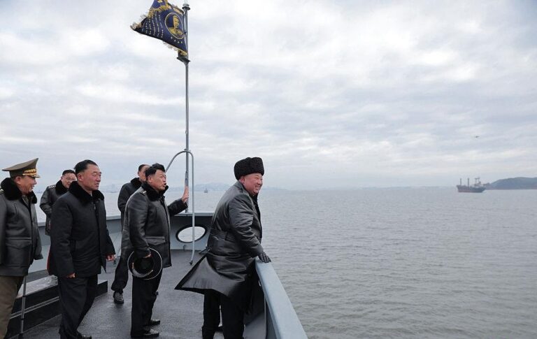 Фото для новини:Кім Чен Ин спостерігав за запуском ракет з нового есмінця