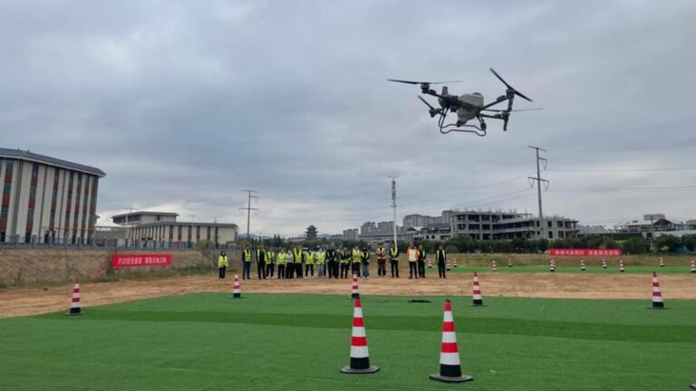 Фото для новини:Китайські вчені навчилися заряджати дрони прямо під час польоту