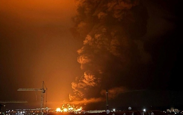 Фото для новини:Крим атаують БПЛА: палає нафтобаза