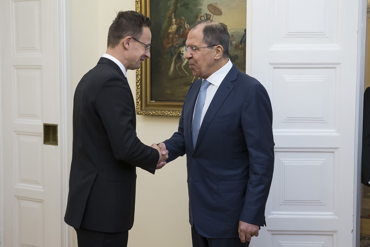 Фото для новини:Крот РФ в Євросоюзі. Розмови Сіярто і Лаврова