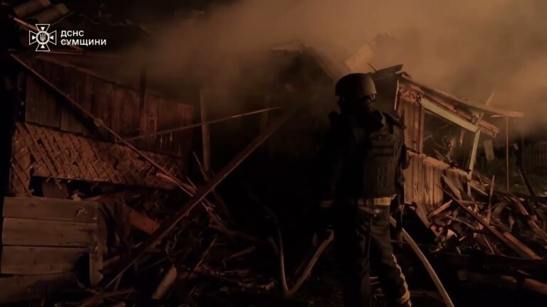 Фото для новини:Сумщина: рятувальники ліквідували пожежу, що виникла внаслідок масованої нічної атаки рф