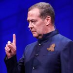 Фото для новини:Медведєв став головним редактором російських шкільних підручників