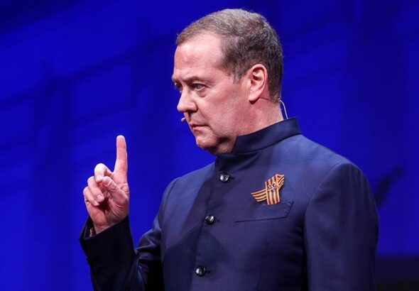 Фото для новини:Медведєв став головним редактором російських шкільних підручників