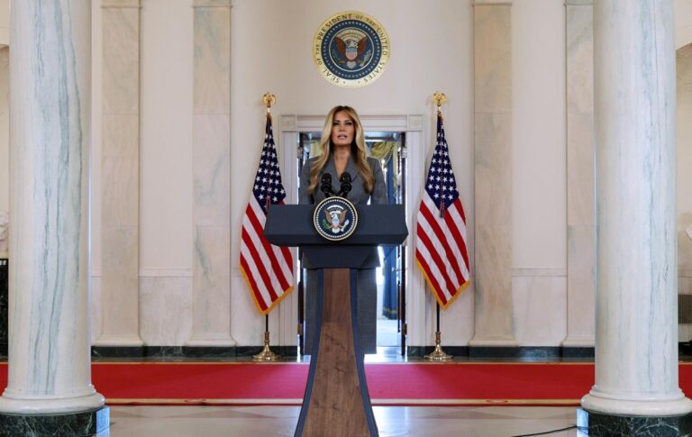 Фото для новини:Меланія Трамп заперечила "будь-який зв'язок" з Епштейном