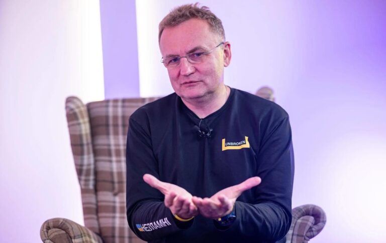 Фото для новини:Мер Львова показав зізнався, що носить одні кросівки вже три роки