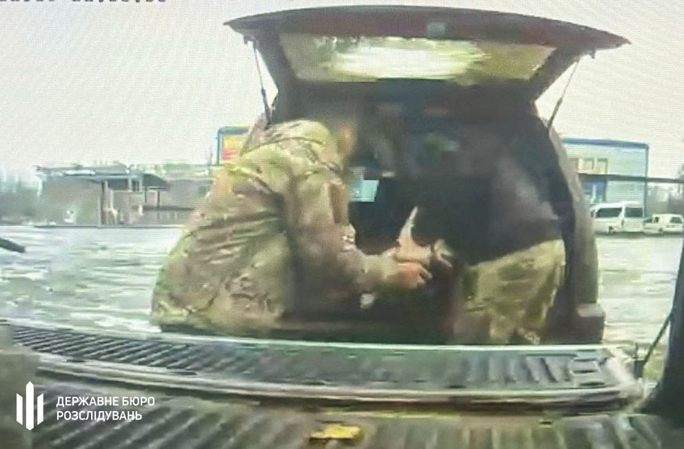 Фото для новини:На Донеччині викрили військового на спробі продажу кулеметів