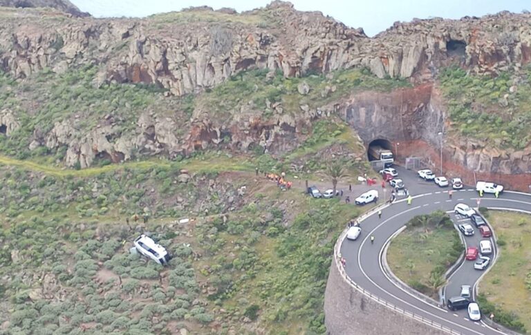 Фото для новини:На Канарах перекинувся автобус з туристами, є жертви