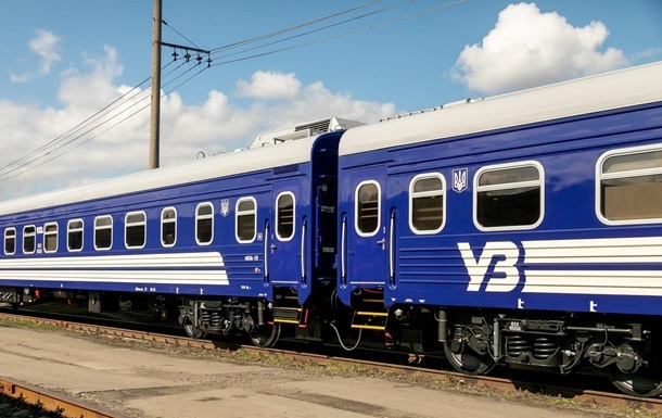 Фото для новини:На Харківщині поїзд зіткнувся з вантажівкою: рейси затримуються