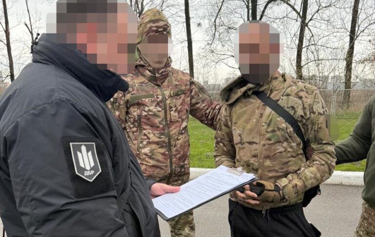 Фото для новини:На Харківщині затримали дезертира, який продавав зброю з фронту