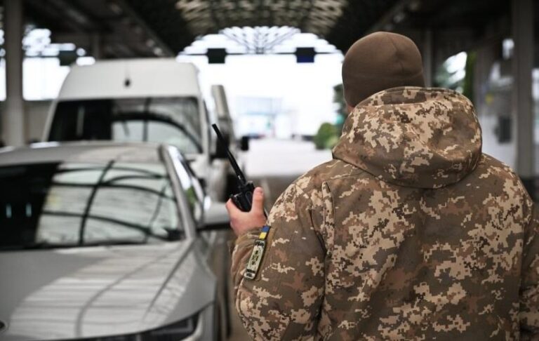 Фото для новини:На кордоні України з Польщею утворились черги