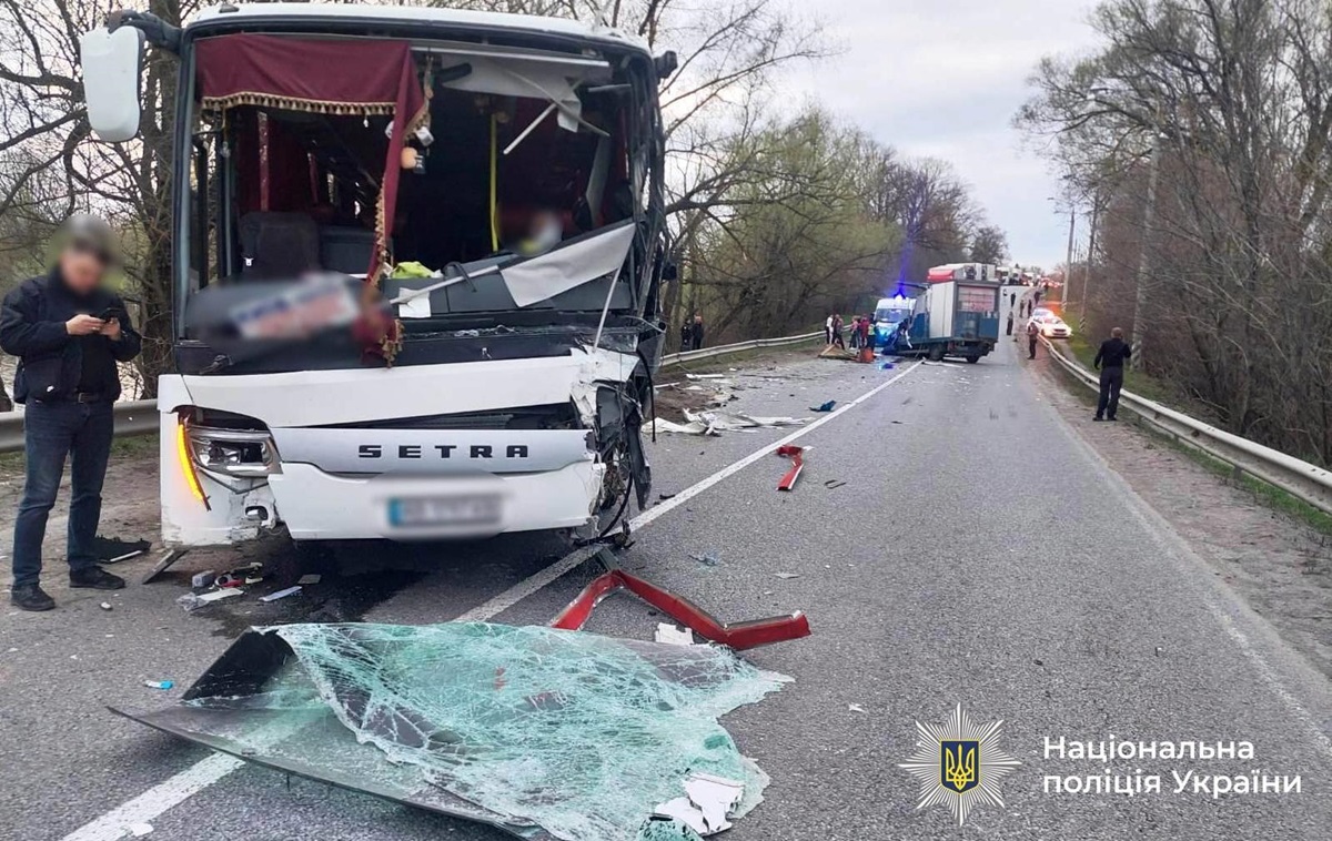 Фото для новини:На Вінниччині вантажівка протаранила автобус з пасажирами