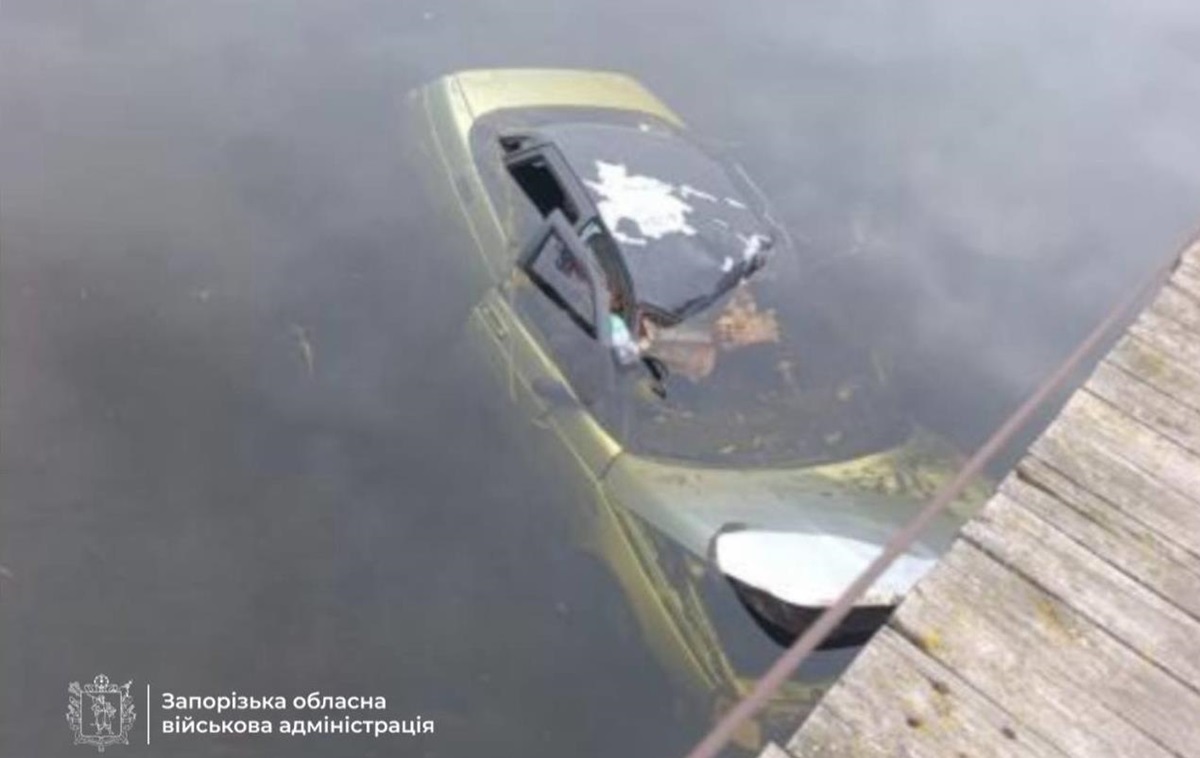 Фото для новини:На Запоріжжі вибухова хвиля відкинула авто у річку, є жертва
