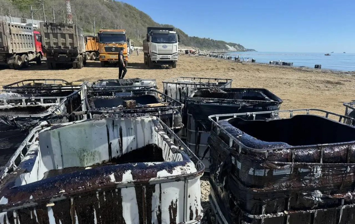 Фото для новини:Нафтова пляма під Туапсе розтяглася майже на 80 км - ЗМІ