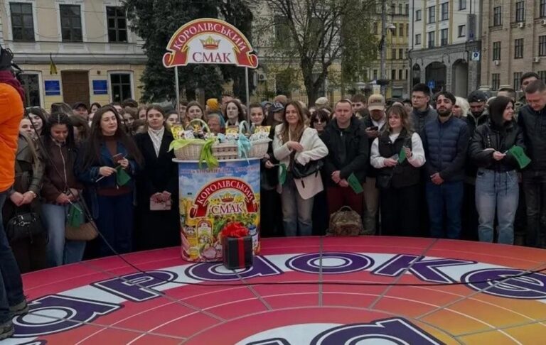 Фото для новини:Навколо Караоке на Майдані спалахнув скандал через нібито оплату за виступ