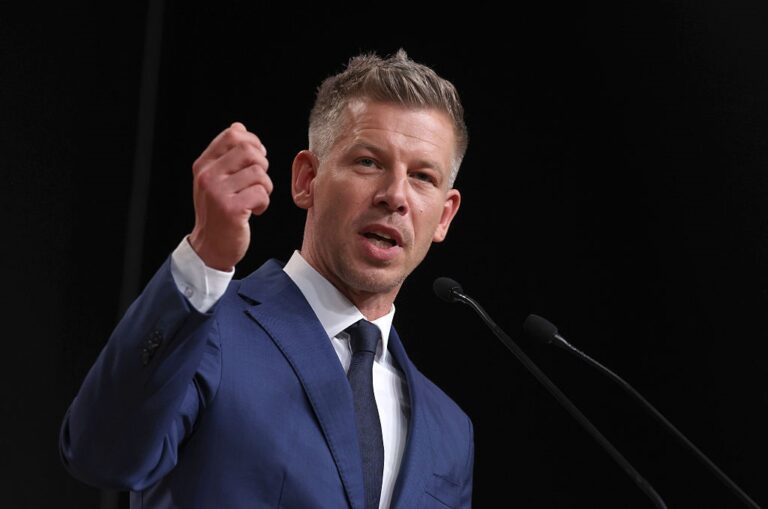 Фото для новини:Новий лідер Угорщини пообіцяв позбитися держЗМІ