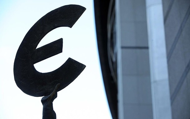 Фото для новини:Офіційний курс євро відступив від рекорду, долар росте