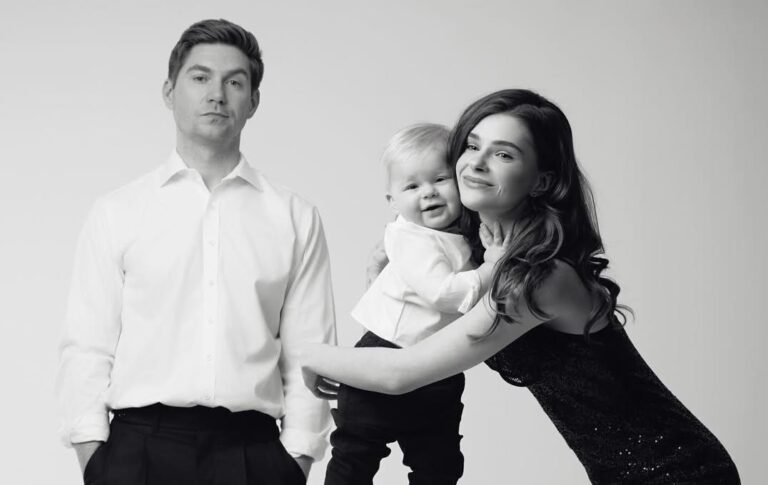 Фото для новини:Остапчук із дружиною та сином покидає Україну