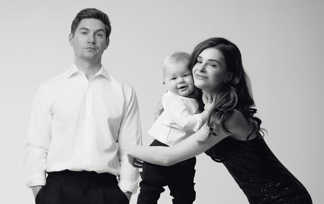 Фото для новини:Остапчук із дружиною та сином покидає Україну